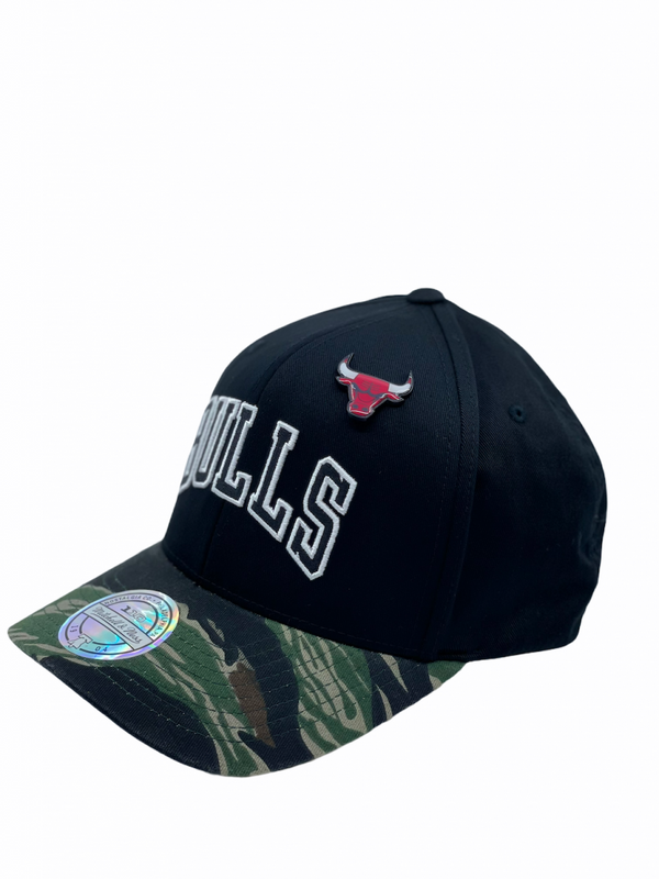 Chicago Bulls Black/Camo Pin 110 - Mitchell & Ness - Fri frakt