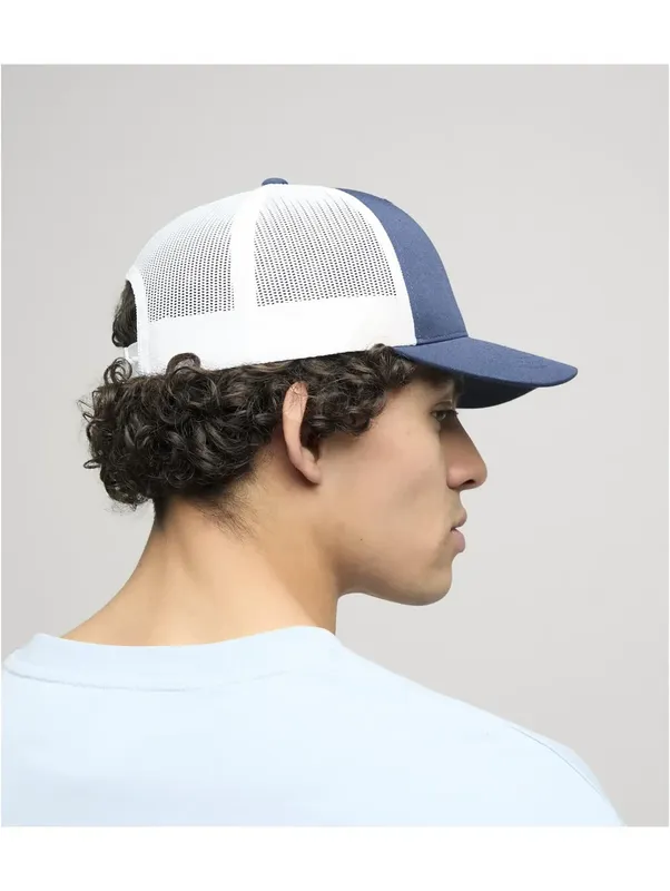 Yupoong YP Classics NU Trucker Navy White – buren av modell