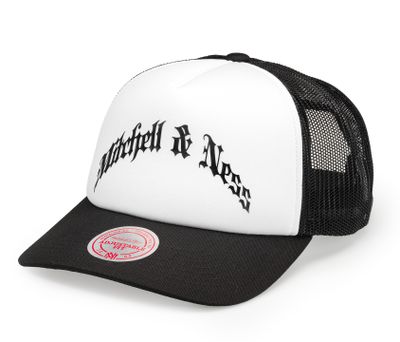 Mitchell & Ness Own Brand Foam Trucker Black White med vit foam-front, svart skärm, broderad logotyp och svart mesh baktill.