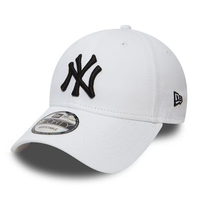 New Era 9FORTY New York Yankees Essential White New Era 9FORTY New York Yankees Essential White keps i vitt med svart broderad Yankees-logga och böjd skärm.