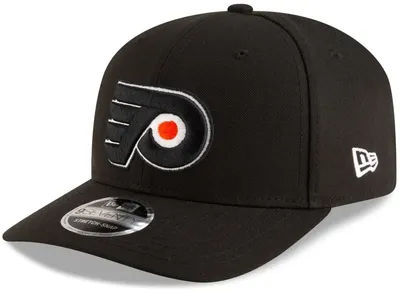 Svart Philadelphia Flyers 9SEVENTY keps från New Era med broderad laglogga i svart, vitt och orange, böjd skärm och vit New Era-logotyp på sidan.