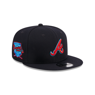 New Era 9FIFTY Atlanta Braves Fathers Day Navy – 60353222 New Era 9FIFTY Atlanta Braves snapback keps i navy med broderad logga framtill och side patch