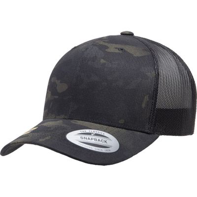 Yupoong Retro Trucker Multicam Black mörk camomönstrad truckerkeps med svart mesh baktill och böjd skärm