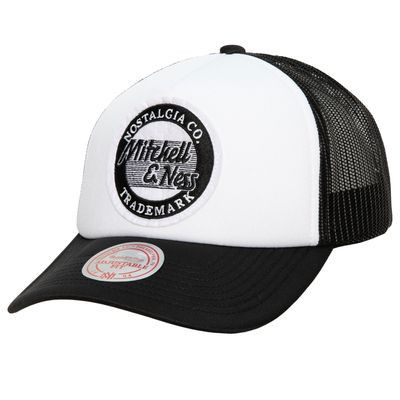 Mitchell & Ness truckerkeps med rund Home Run-logotyp framtill i svart och vitt