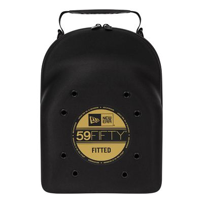 New Era Black 6 Pack Cap Carrier – 60503802 New Era Black 6 Pack Cap Carrier i svart med hårt skal, bärhandtag och New Era-logotyp framtill