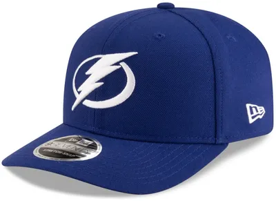 Blå Tampa Bay Lightning 9SEVENTY keps från New Era med broderad vit blixt-logga, böjd skärm och vit New Era-logotyp på sidan.