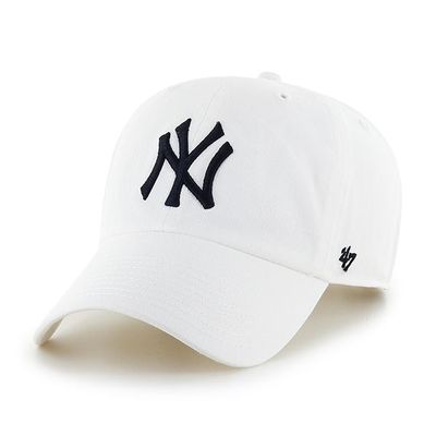 New York Yankees ’47 Clean Up White – B-RGW17GWS-WHA-0SF New York Yankees ’47 Clean Up White – vit dad cap med mörkblå “NY”-logo, mjuk ostrukturerad krona och reglerbar strapback