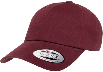 Yupoong Low Profile Cotton Twill dad cap i färgen Maroon med böjd skärm och justerbart metallspänne baktill.