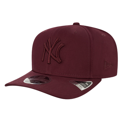 New Era 9FIFTY Yankees Tonal Maroon med vinröd brodyr och böjd skärm