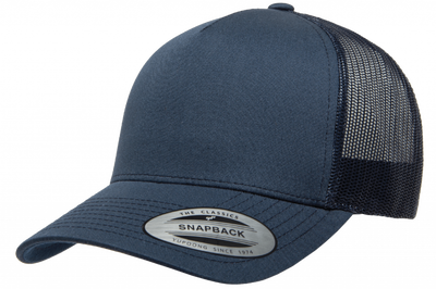 Yupoong Retro Trucker Navy navyblå retro truckerkeps med mesh baktill och böjd skärm