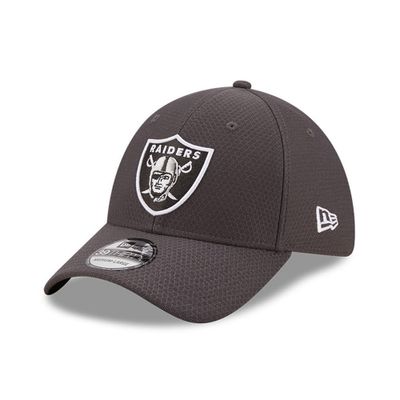 New Era 39THIRTY Las Vegas Raiders Hex Tech Grey keps i grått med broderad Raiders-logga och böjd skärm.