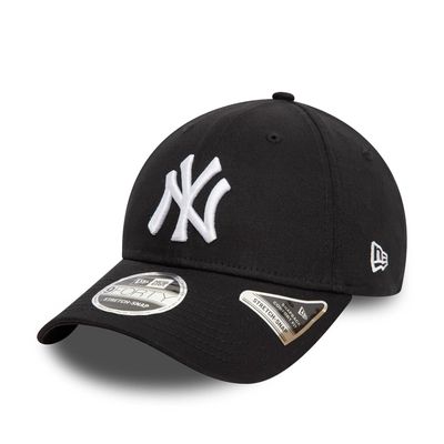 New Era 9FORTY Yankees Black New Era 9FORTY Yankees Black keps med broderad New York Yankees-logotyp framtill och böjd skärm sedd snett framifrån