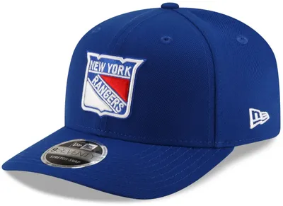 Blå New York Rangers 9SEVENTY keps från New Era med broderad laglogga, böjd skärm och vit New Era-logotyp på sidan.