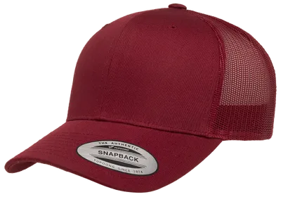 Yupoong Retro Trucker Cranberry cranberryfärgad truckerkeps med mesh baktill och böjd skärm
