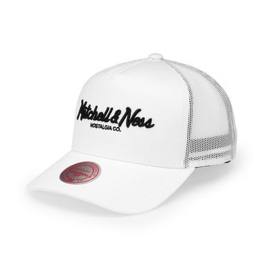 Mitchell & Ness Pinscript White Trucker HHSSINTL1144-MNNWHIT vit trucker keps med broderad Mitchell & Ness Pinscript-logotyp i svart och reglerbart spänne baktill.