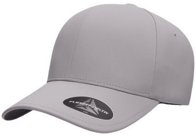silvergrå performancekeps med böjd skärm och slät Delta-konstruktion.