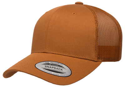 Yupoong Retro Trucker Caramel caramelfärgad truckerkeps med mesh baktill och böjd skärm