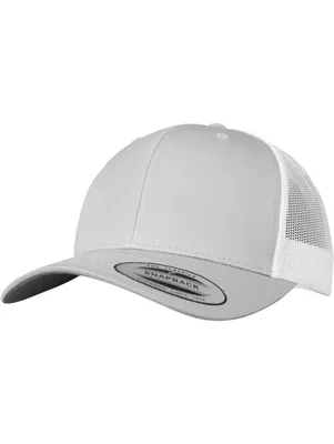Yupoong Retro Trucker Silver White ljusgrå truckerkeps med vit mesh baktill och böjd skärm