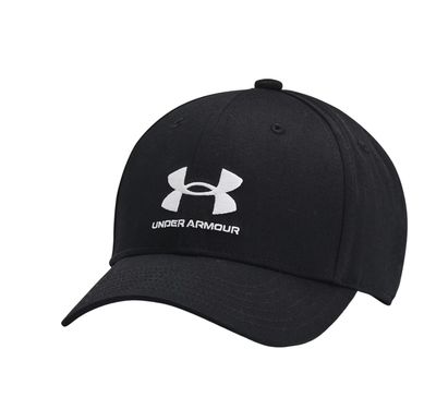 Svart Under Armour Essential Low barnkeps med vit logga och böjd skärm.