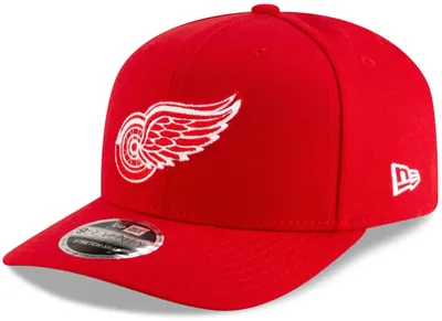Röd Detroit Red Wings 9SEVENTY keps från New Era med broderad vit laglogga, böjd skärm och vit New Era-logotyp på sidan.