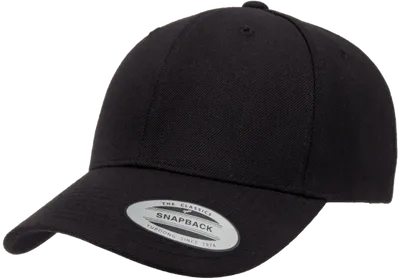 Svart Yupoong snapback med böjd skärm och strukturerad krona i klassisk premiumdesign.