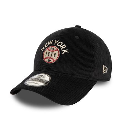New Era 9TWENTY keps i svart manchestertyg med broderad patch framtill och ostrukturerad krona