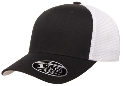 Flexfit 110 Mesh truckerkeps i svart och vitt med böjd skärm, ventilerande mesh baktill och snapback-stängning.