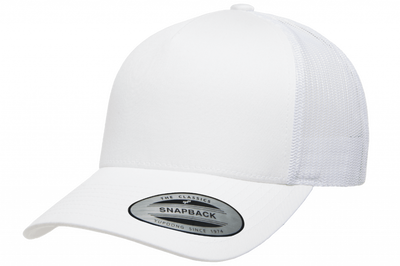Yupoong Retro Trucker White vit truckerkeps med mesh baktill och böjd skärm